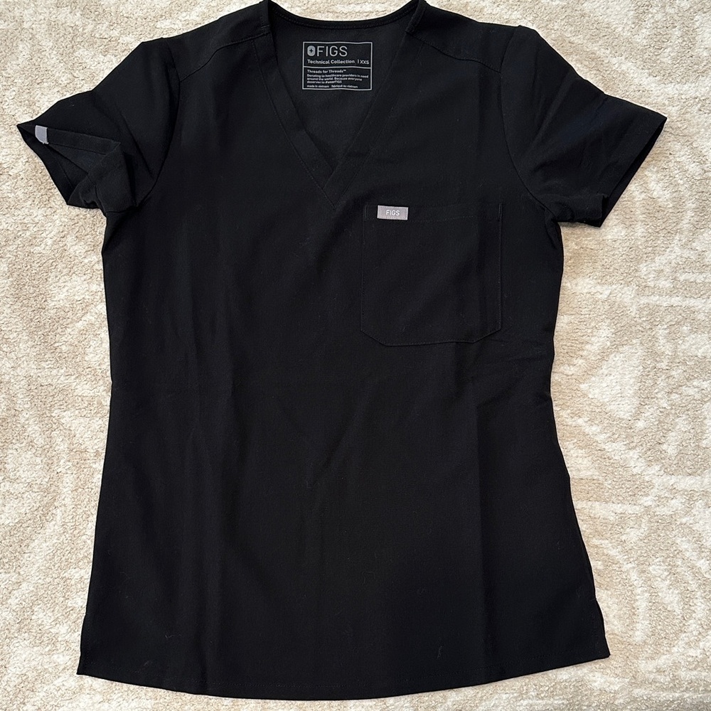 FIGS Catarina One-Pocket scrub top in black.